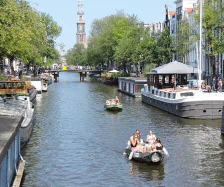 Dos barcos navegando por los canales de Amsterdam.