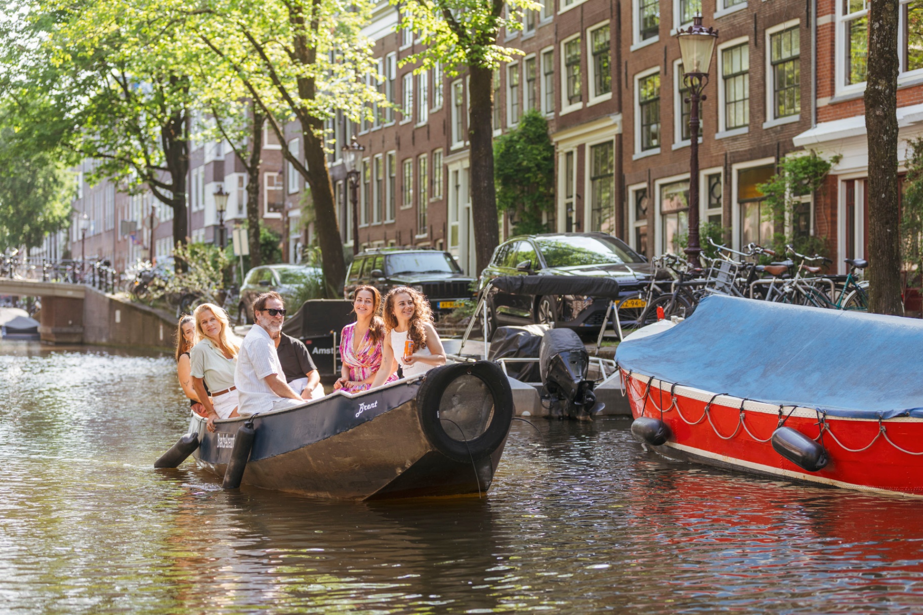 Familia navegando en barco por Ámsterdam