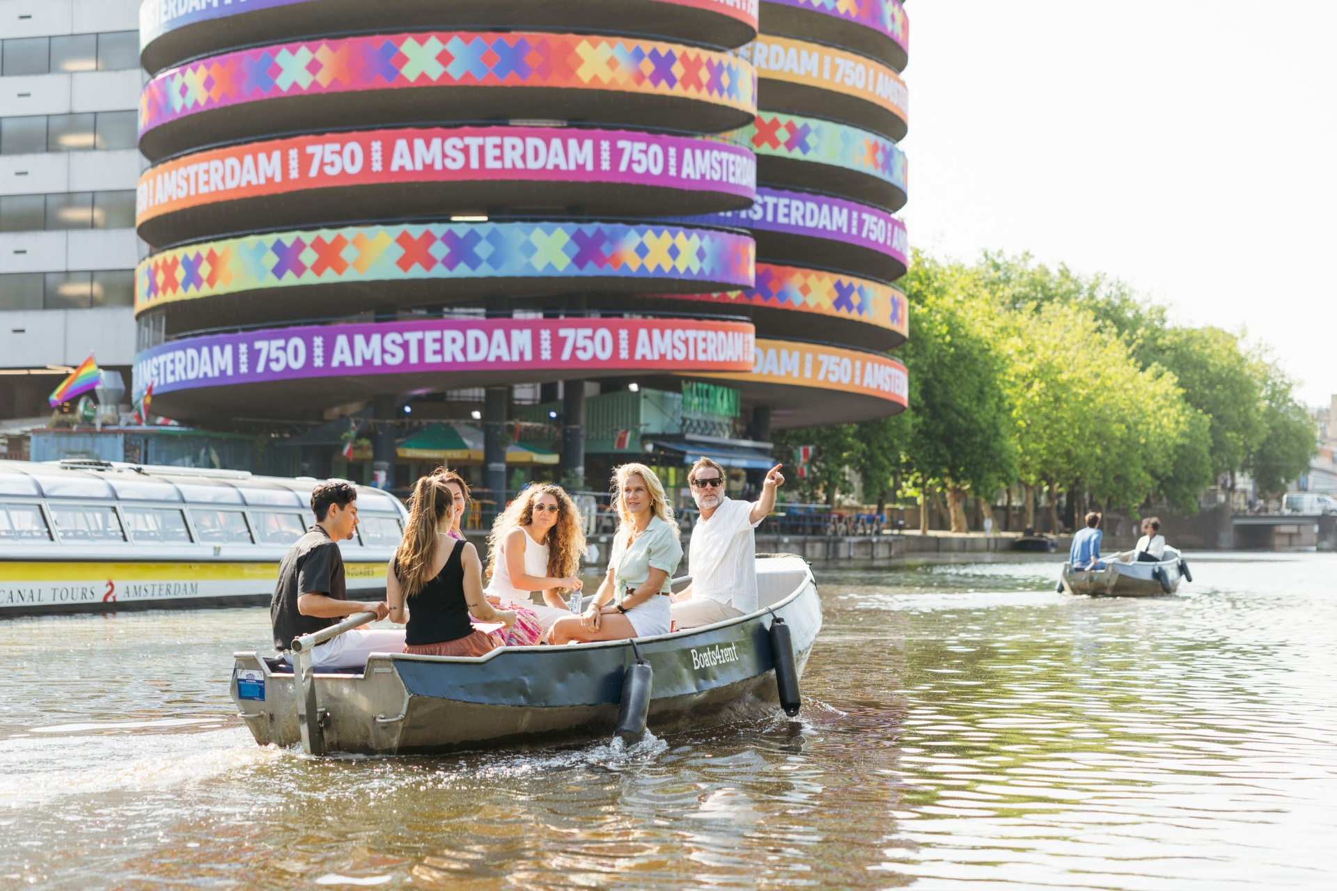 Paseo en barco por Ámsterdam con arquitectura moderna – Boats4rent